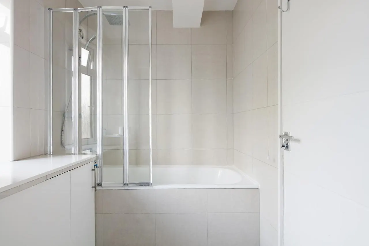 Bright & Welcoming Garden Flat Sleeps 6 In Style Apartment London