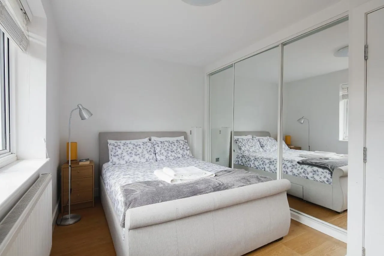 Bright & Welcoming Garden Flat Sleeps 6 In Style Apartment London