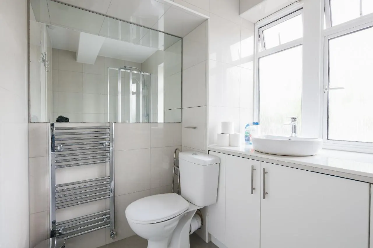Bright & Welcoming Garden Flat Sleeps 6 In Style Apartment London United Kingdom