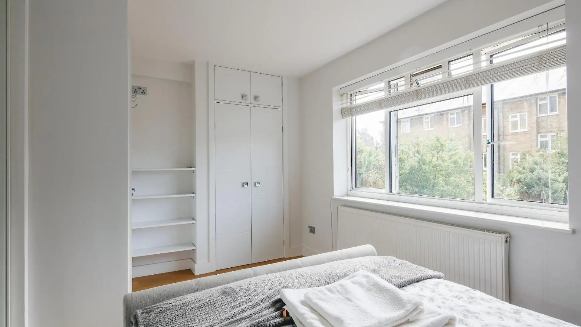 Bright & Welcoming Garden Flat Sleeps 6 In Style Apartment London