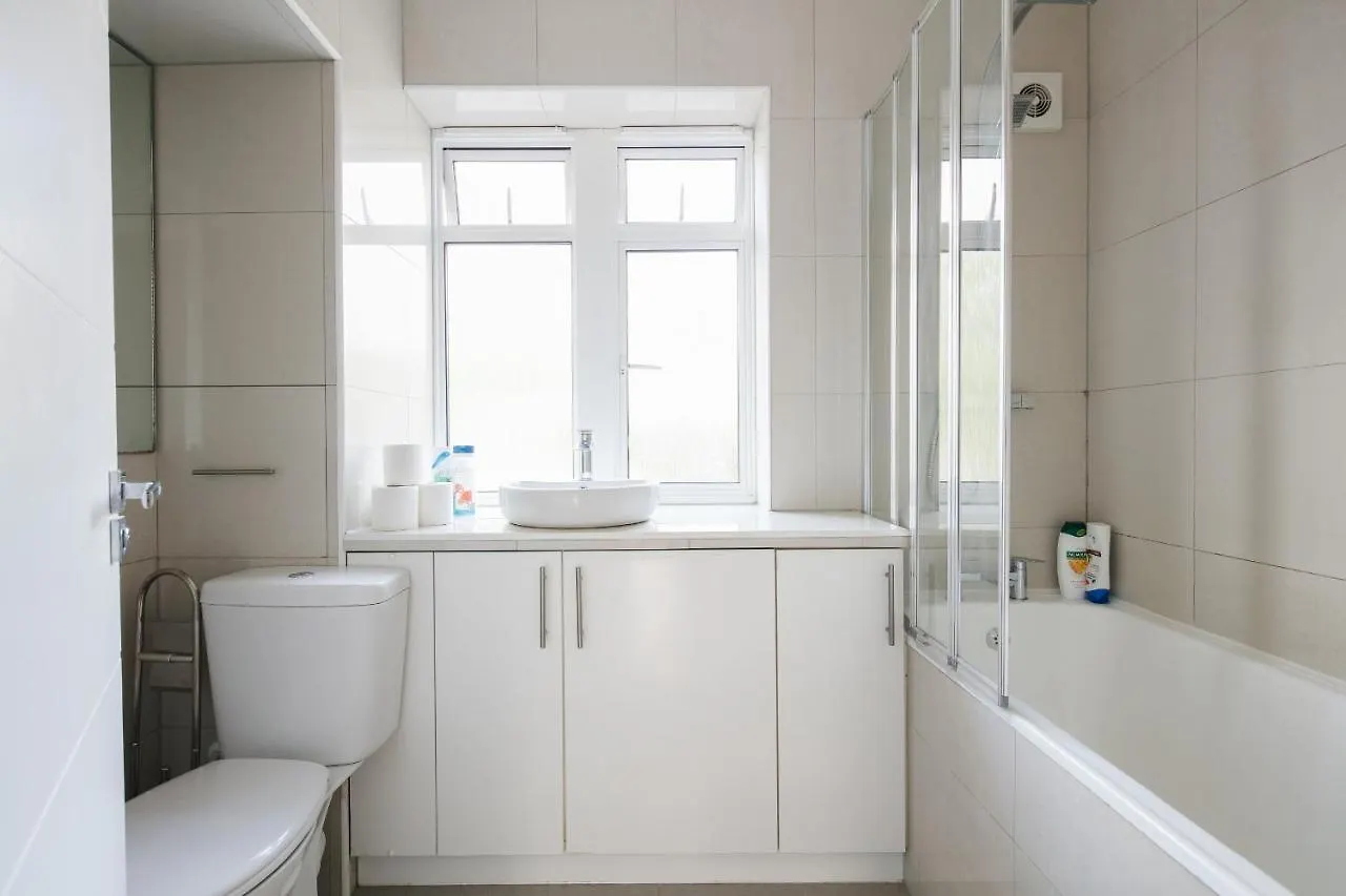 Bright & Welcoming Garden Flat Sleeps 6 In Style Apartment London