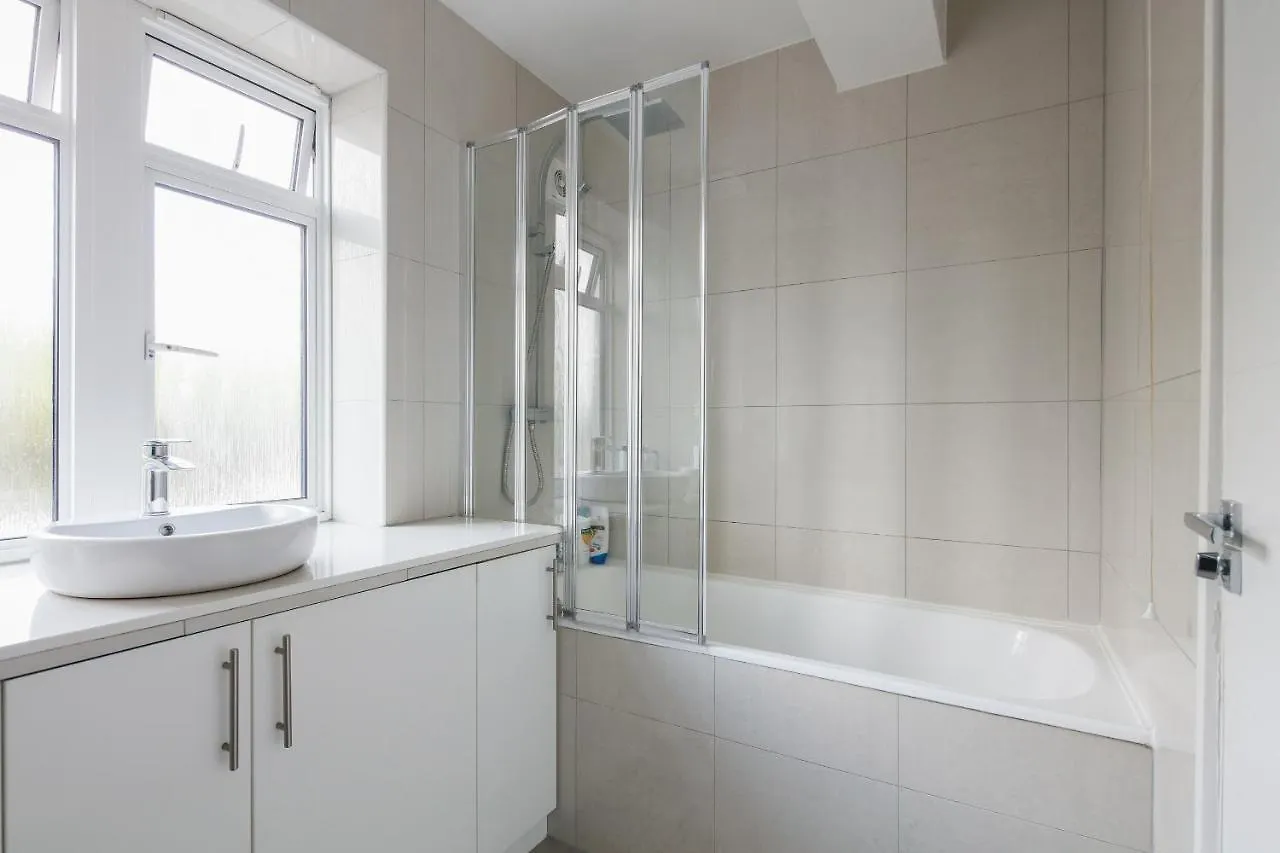 Bright & Welcoming Garden Flat Sleeps 6 In Style Apartment London 0*,  United Kingdom