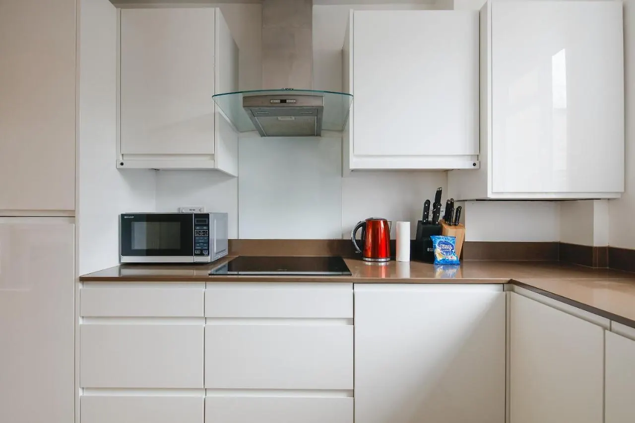 Bright & Welcoming Garden Flat Sleeps 6 In Style Apartment London 0*,
