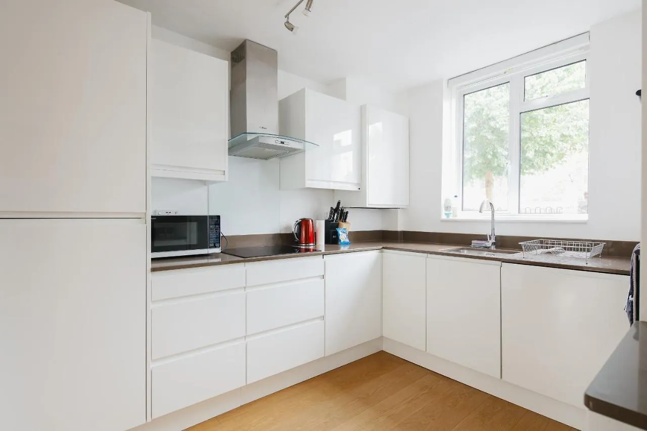 Bright & Welcoming Garden Flat Sleeps 6 In Style Apartment London