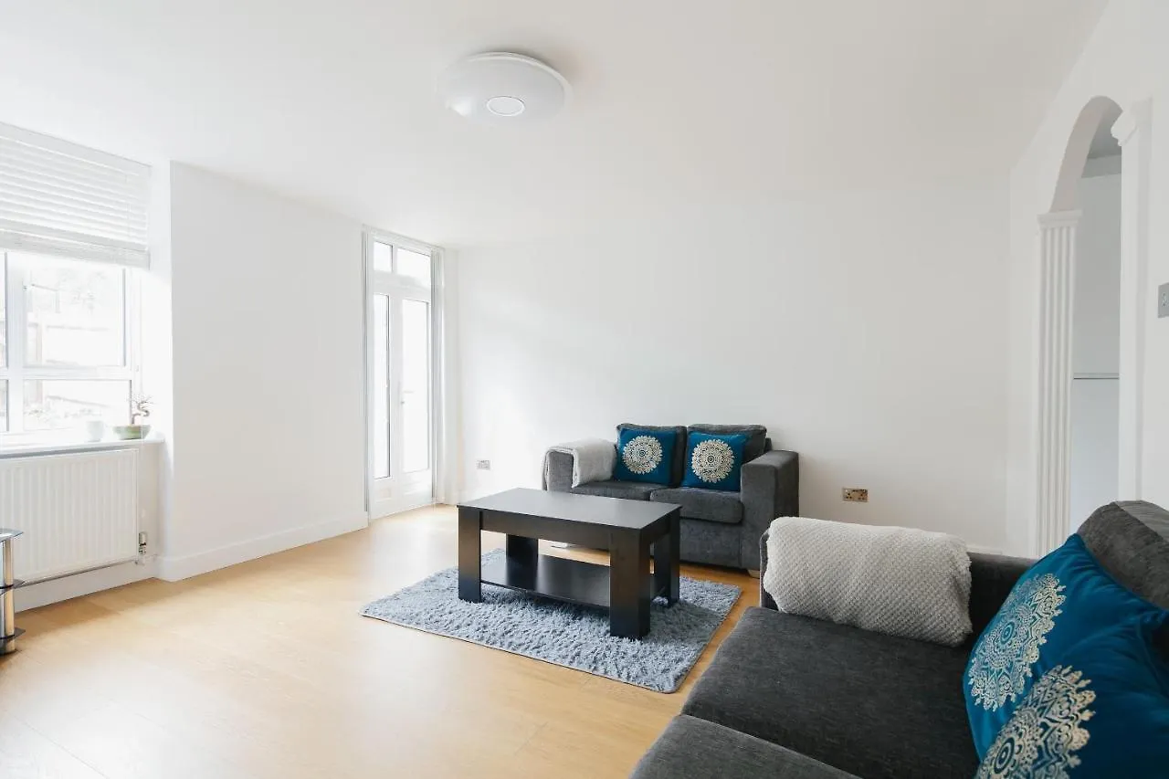 Bright & Welcoming Garden Flat Sleeps 6 In Style Apartment London 0*,  United Kingdom