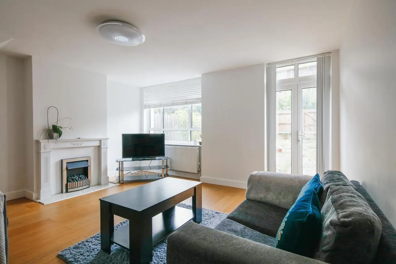Bright & Welcoming Garden Flat Sleeps 6 In Style Apartment London